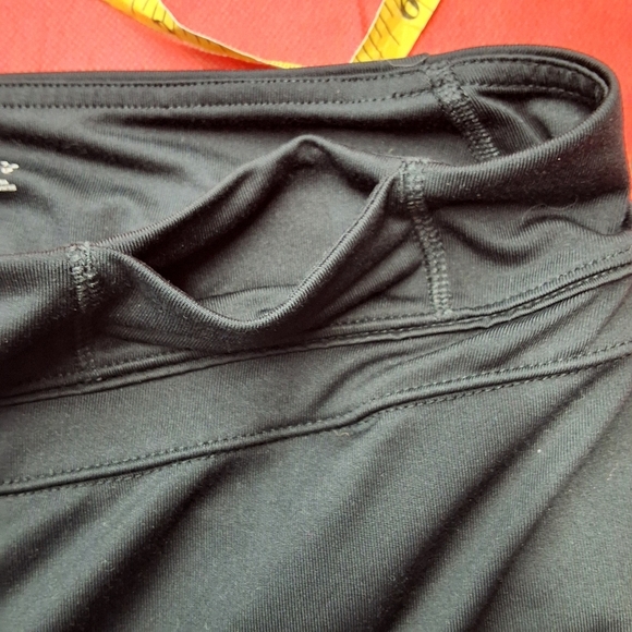 Black Leggings with Elastic Waistband and Form-Fitting Design - Picture 4 of 11